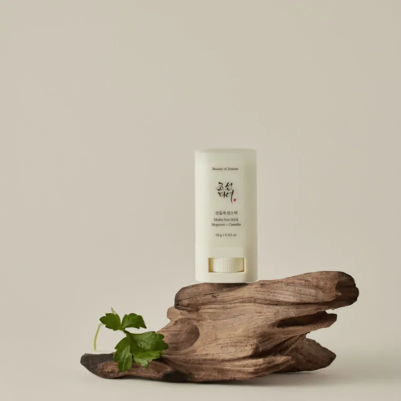 Odeslání Ihned BEAUTY OF JOSEON Opalovací tyčinka Matte Sun Stick Mugwort + Camelia SPF50+ PA++++ (18 g)