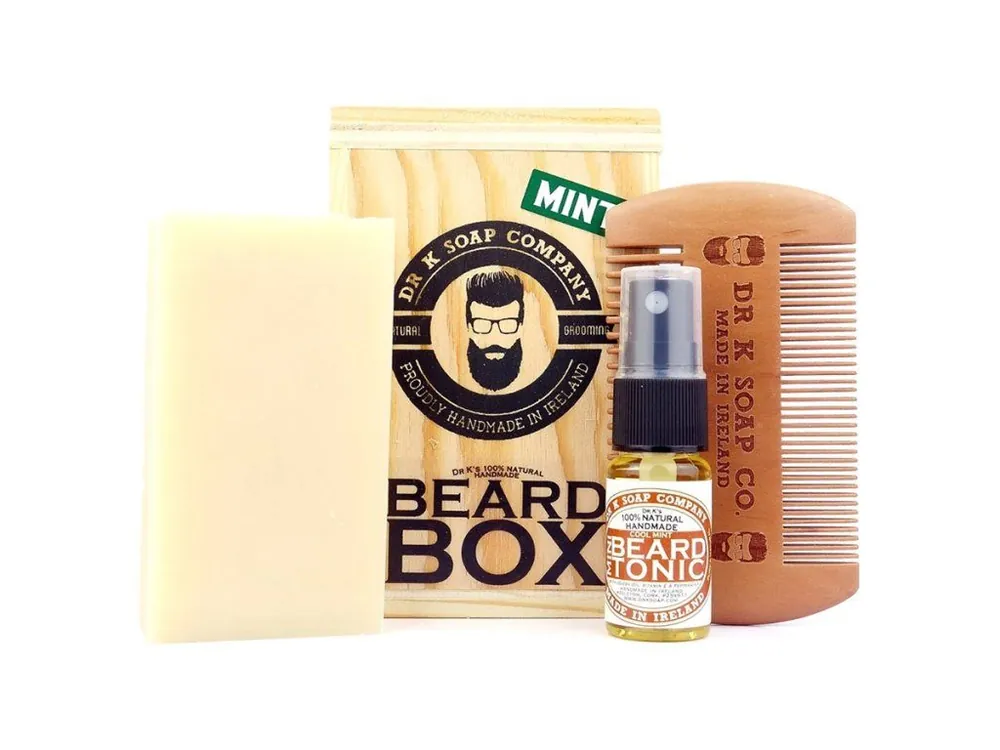 Sada mýdla, hřebenu a tonika na vousy v dřevěném boxu DR K SOAP COMPANY Beard box Mint Aktuální