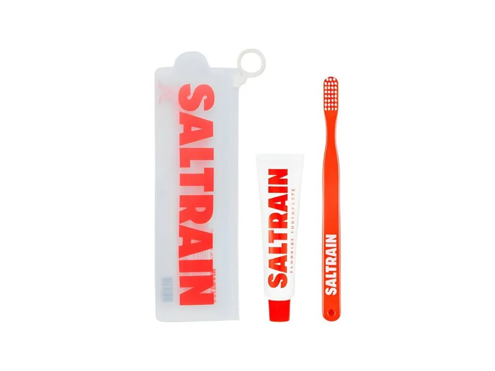 Saltrain Dental Travel Kit Red - cestovní sada zubní kartáček + zubní pasta s Fluoridem Kup Teď