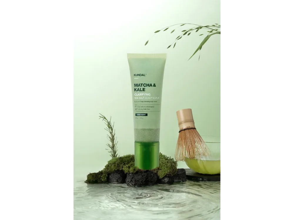 Sezónní Sleva Kundal Matcha&Kale Clarifying Sea Salt Scalp Scrub Herb Mint - Čisticí peeling na vlasovou pokožku s Mořskou solí a Matchou